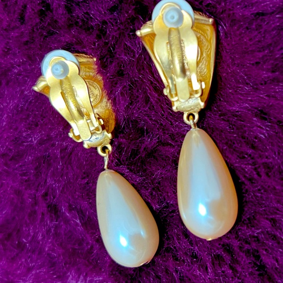 Vintage 80's Runway Authentic, Signed, Givenchy Gold and Pearl Drop Earings - Picture 5 of 7